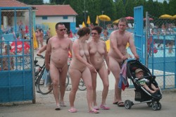 nudistlifestyle:  Great nudist family photograph, depicting exactly