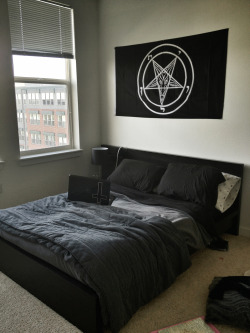 w0manking:  wahzoo:  w0manking:  Jordans bedroom  This is way