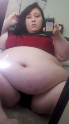 twiggymaster666:  fatbrat:  behold the belly, baby.  What a belly