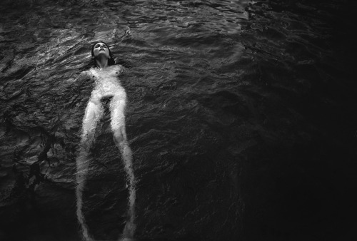 foxharvard:  “Last light” Copyright © 2012, Fox Harvard, All Rights Reserved (My first ever shot of Roarie, one of my favorite shoots with her. Bless her for jumping in; the water was about 60 degrees…) 