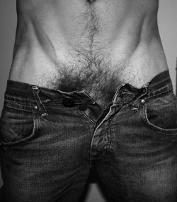xyattracted:  mmmmm … the manscent emanating from those jeans