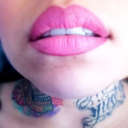 Love that lipstick color.