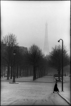 luzfosca:  Henri Cartier-Bresson Paris, 1954 From Henri Cartier-Bresson: