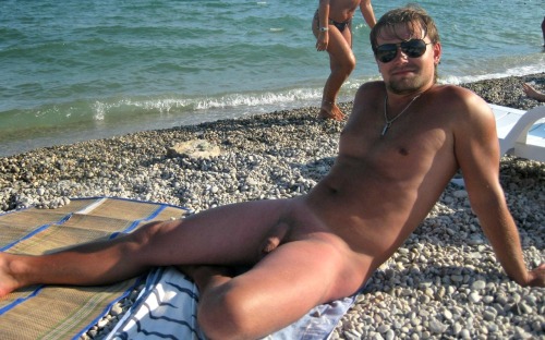 guyzbeach:  Follow Guyzbeach: a collection of natural men naked at the beach ;-) 