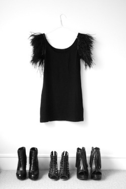 a-l-l-u-r-e-e:  Black and white fashion 