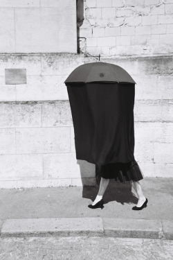 fabienpochez: Black umbrella lady at the Père Lachaise - Paris,