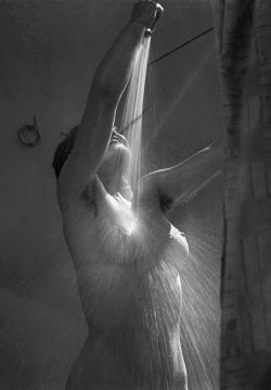 eperszajsrozsa:timeofbeauty:Dina Vierny sous la douche, Antibes,