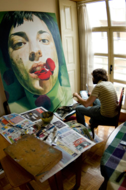 pulmonaire:  Artist David de las Heras working on a painting.