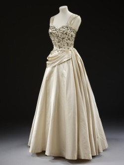 omgthatdress:  Evening Dress 1950s The Victoria & Albert
