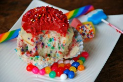 fuckyeahcupcakes:gastrogirl:  one bowl funfetti cupcake.  funfetti