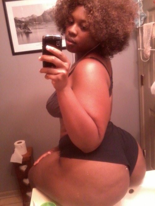 beautifulandthick:  coolrunin:  amsoserious:  Damn she got Jumbo Cakes   I want those Cakes! 