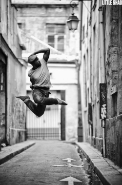 laceriseelectrique:  Photo of the dancer Louya K-yul taken by