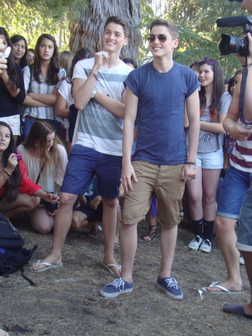 cheeky-harries-twins:   Some pictures of Jack and Finn at The Grove in Los Angeles    Harries Twins