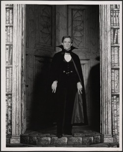 goodnightsherlock:  Jeremy Brett as Dracula 我只传少见的几张~