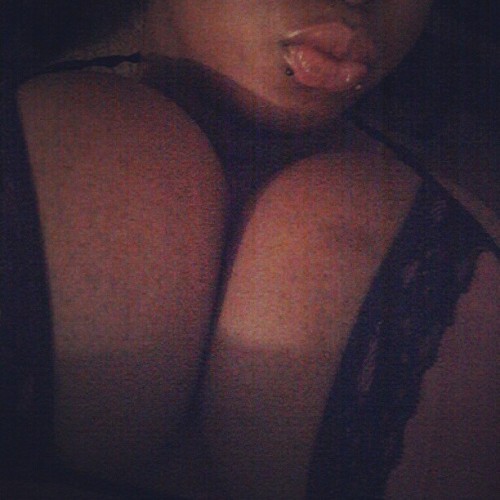 iamjalisaelite:  lips nd cleavage  (Taken with Instagram)