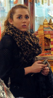 alivebycandlelights:  miley cyrus having visions while shopping