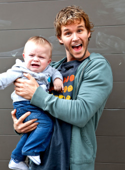  Ryan Kwanten shows off his parenting skills on set… Or…