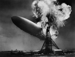 La catastrophe du dirigeable Hindenburg, 1937.