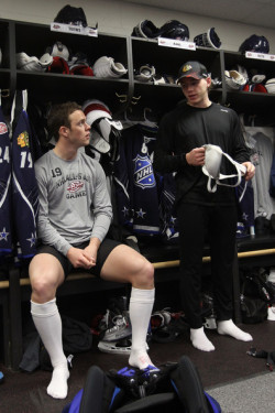 smellmybag:  Joanthan Toews and Patrick Kane chat in the locker