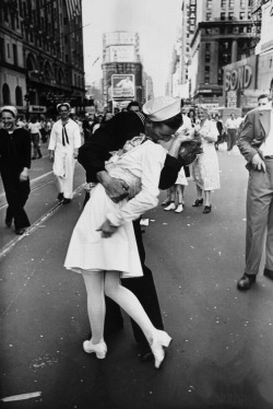 theageofadaline:  An American sailor kisses a woman to celebrate