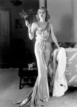 vampdreaminginhollywood:  Actress Constance Bennett (1904-1965),