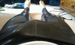 ffhusbear:  rubbergay:  my first latex! Love my new leggings 