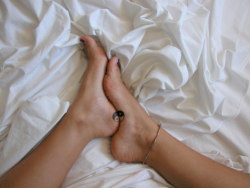 embrace-ocean:  unt-med:  oceano-s:  ✌ yin yan+ my feet ✌