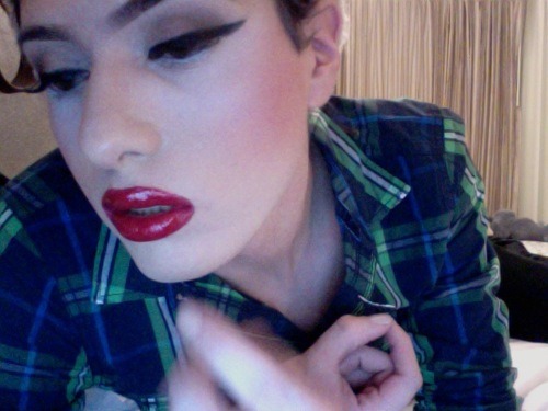 lickitgemini:  Sweet lipsÂ !!  Mmm!