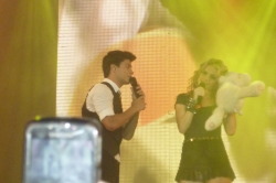  Rebeldes em Campina Grande. [ Jogaram esse ursinho no palco,