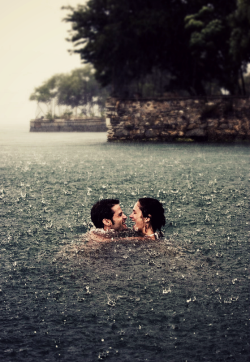 c-a-n-a-r-i-o:  Beijo na chuva, um dia.