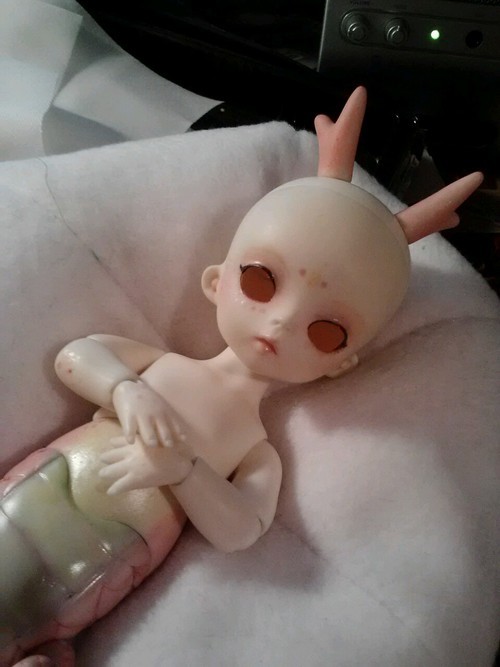 cklikestogame:  wahrsager:  Just thought I’d update with the progress of one of my dolls: Juza is pretty much finished! The top and bottom images are what she looks like now (photos taken by Shuga Youko on DoA at the meetup last weekend) while the middle