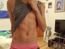 sandy-blonde-hair:  p0psickl3:  OH HI  hi do me 