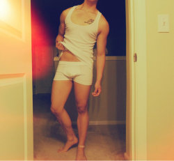 ohgeehieudinh:  jasonndang:  Fuck wearing pants :P  My body is