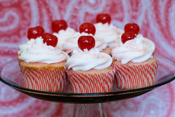 gastrogirl:  cherry almond vanilla cupcakes. 