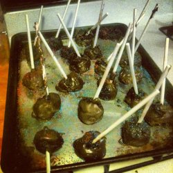 loveonfire:  What happens when Sarah and I try to make cake pops
