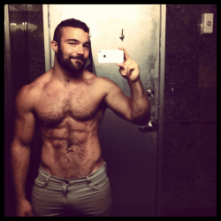 rafi-dangelo:  Muscle-bears with iPhones husband material, in