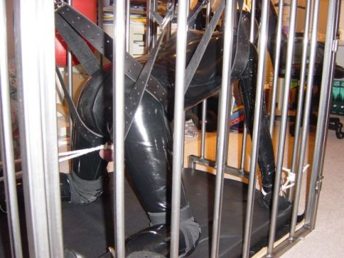 I’d love to be a rubber slave for a thick and mature Rubber Master.