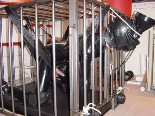 I’d love to be a rubber slave for a thick and mature Rubber Master.