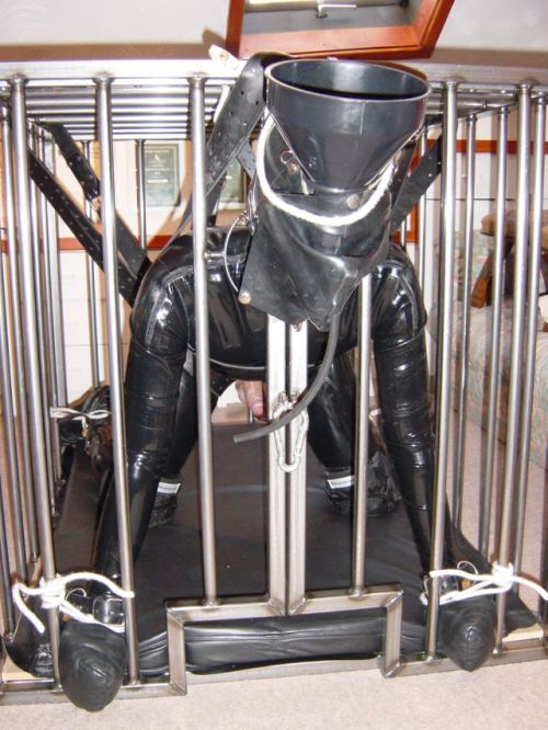 I’d love to be a rubber slave for a thick and mature Rubber Master.