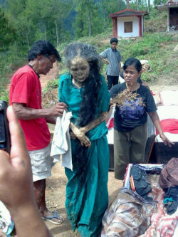 odditiesoflife:  The Indonesian Walking Dead Toradja people do