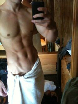 red-bones:  love a good towel bulge 