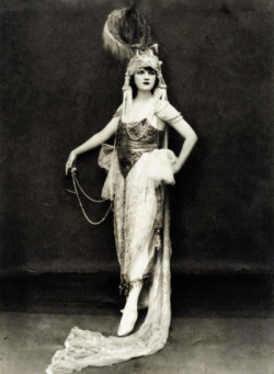 thedramaofexile:  Ziegfeld Follies showgirl Jessie Reed by Edward