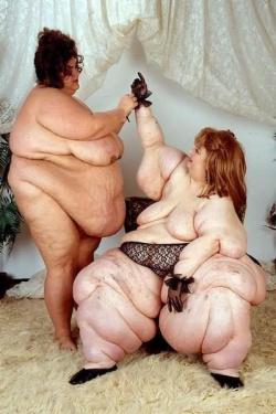 fuckyeahbbwbellyhang:  http://fuckyeahbbwbellyhang.tumblr.com/  Killing you oh so softly with the BIGGEST and softest BBW bellies, boobs and ass!  Legenedary SSBBW model, Earth Quake (pictured left)