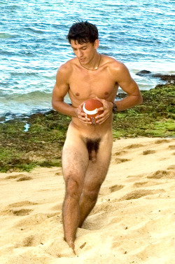 nudebeachdude:  sportsmen4men:  nice balls  toss it over here