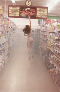 cspn:  Soooo want to go shopping nude! But doing this as a stunt