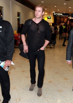 jasonlasers:  bizarre-sugar:  Chris Hemsworth arrives at Sydney