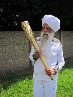 jungbirsingh:  Baba Fauja Singh With The Olympic Torch !! 