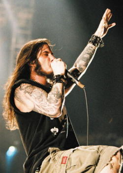 iamkashyy:  Phil Anselmo being amazing in a Pantera concert -