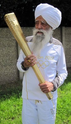  Fauja Singh carries Olympic torch 