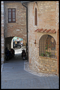 handa:  Corciano - un angolo, a photo from Perugia, Umbria |